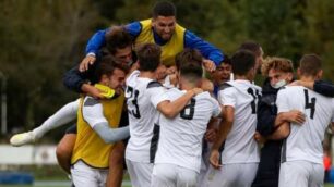 Calcio, Seregno: l'esultanza degli azzurri dopo la rete decisiva a tempo quasi scaduto
