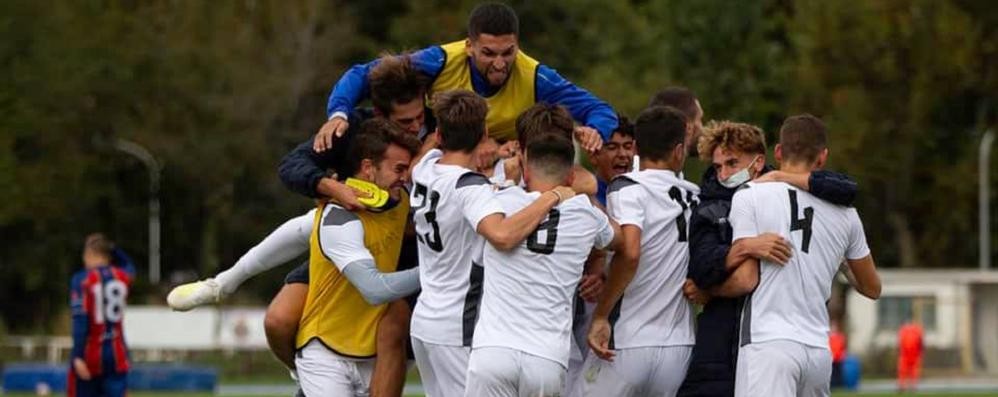 Calcio, Seregno: l'esultanza degli azzurri dopo la rete decisiva a tempo quasi scaduto