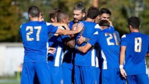 Calcio, Seregno: l'esultanza azzurra dopo il gol dell'1-0