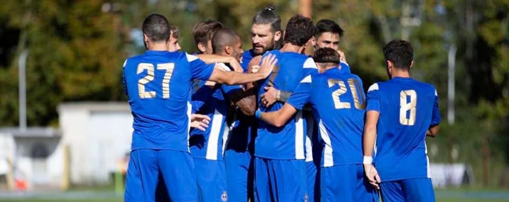 Calcio, Seregno: l'esultanza azzurra dopo il gol dell'1-0