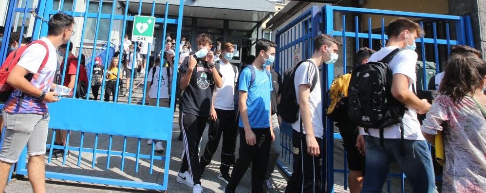 Scuola a Monza:studenti con mascherine