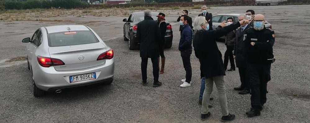 Il sopralluogo in viale Stucchi nella foto che il sindaco ha postato sul suo profilo Facebook