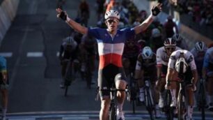 Lo sprint vincente di Arnaud Demare a Matera