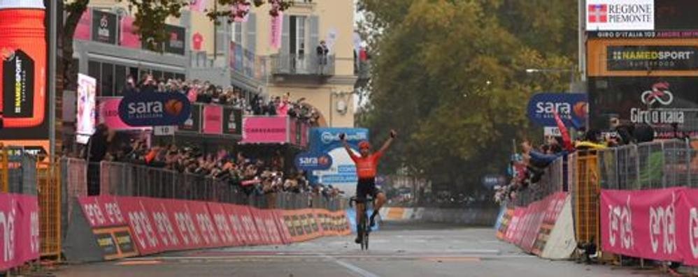 Cerny a braccia alte sul traguardo di Asti