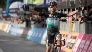 Peter Sagan a braccia alte sul traguardo di Tortoreto