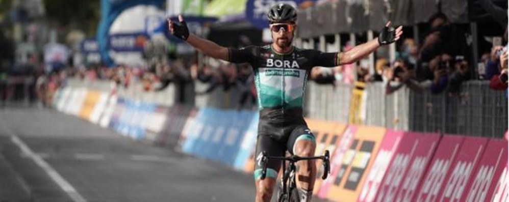 Peter Sagan a braccia alte sul traguardo di Tortoreto