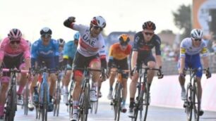 Diego Ulissi vince in volata davanti alla maglia rosa di Joao Almeida