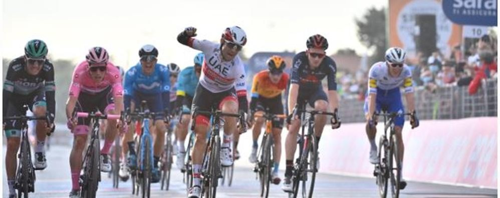 Diego Ulissi vince in volata davanti alla maglia rosa di Joao Almeida