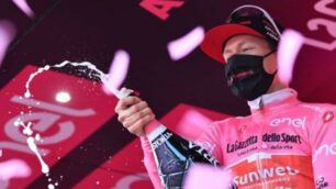 Wilko Kelderman è la nuova maglia rosa