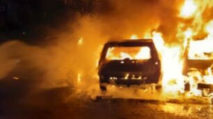 Le auto avvolte dalle fiamme