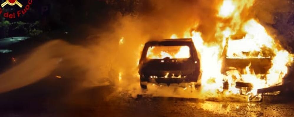 Le auto avvolte dalle fiamme