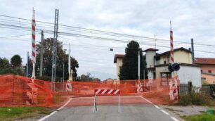 Il passaggio a livello di via Battisti a Ronco Briantino chiuso per i lavori