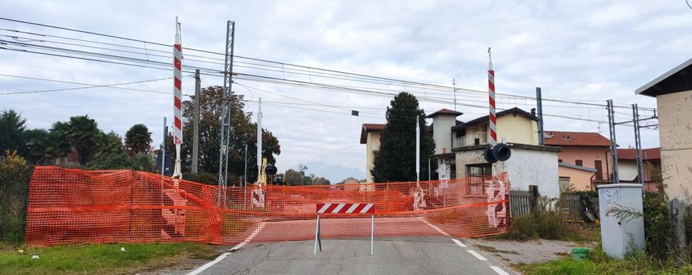 Il passaggio a livello di via Battisti a Ronco Briantino chiuso per i lavori