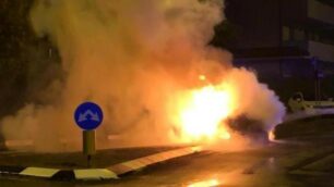 L’auto del 34enne in fiamme