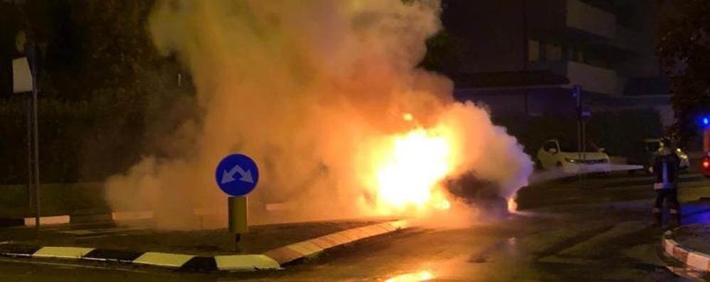 L’auto del 34enne in fiamme