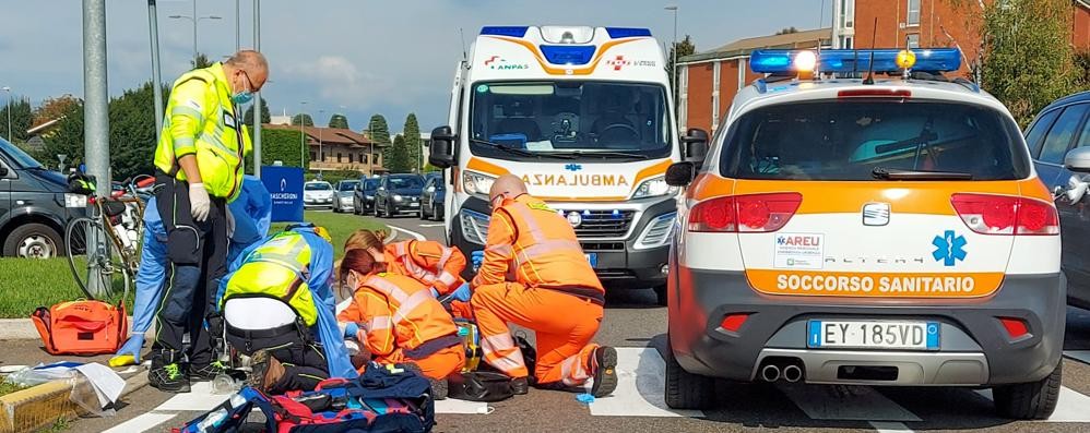 I soccorsi prestati allo sfortunato ciclista