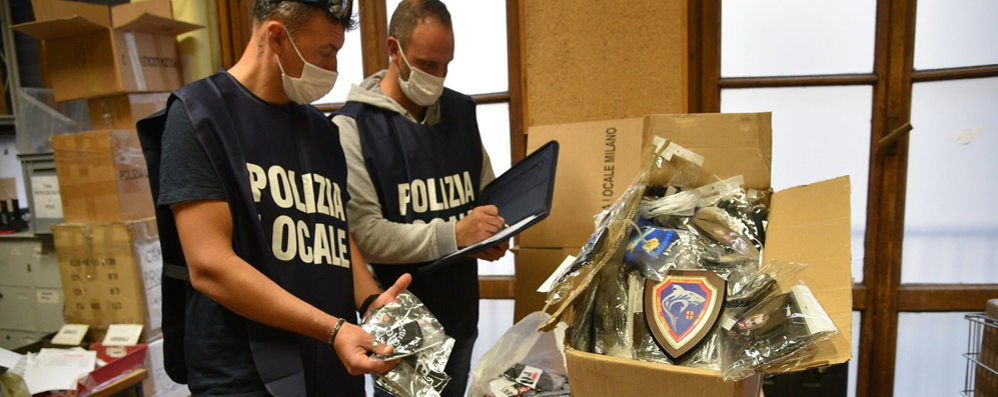 Gli agenti di polizia locale con la merce priva di certificazione