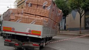 Il camion fermo in via Molinette a Monza