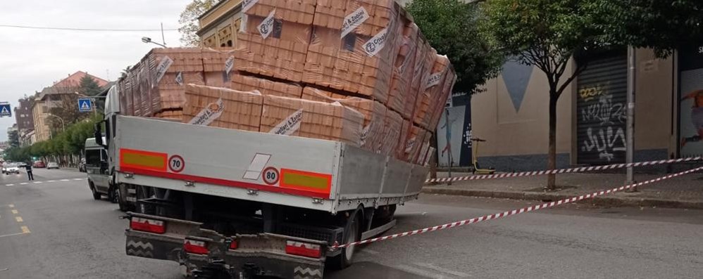 Il camion fermo in via Molinette a Monza