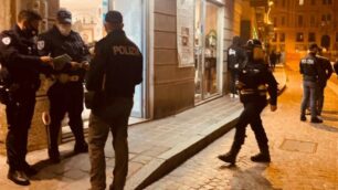 Un momento dell’operazione delle forze dell’ordine