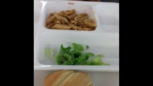 Un panino, dell’insalata, le penne al ragù per la refezione scolastica