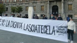 La manifestazione dei ristoratori in piazza Trento e Trieste Foto Fabrizio Radaelli