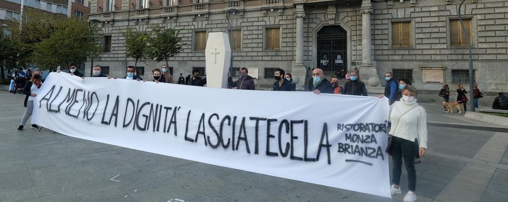 La manifestazione dei ristoratori in piazza Trento e Trieste Foto Fabrizio Radaelli