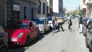 Monza code tamponi intorno a ospedale vecchio per test al punto Drive Through di via Magenta