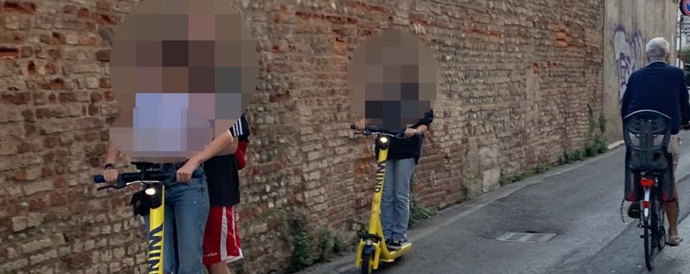 Monza, un monopattino in due: un fenomeno frequente tra i più giovani - foto di repertorio