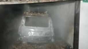 L’auto distrutta dalle fiamme