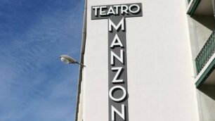 La nuova insegna del teatro Manzoni