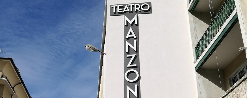 La nuova insegna del teatro Manzoni
