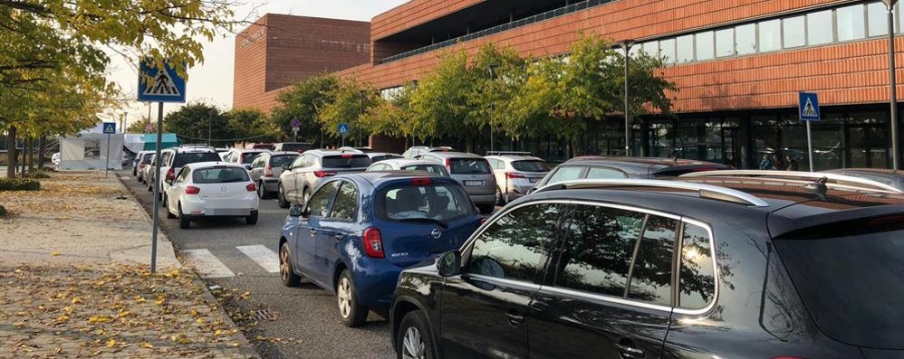 Ospedale di Vimercate coda tamponi martedì 20 ottobre