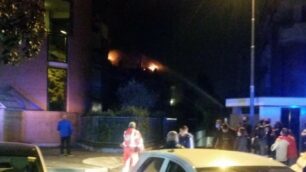 La palazzina in fiamme a Baraggiole