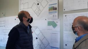 Il presidente Santambrogio e il consigliere Meroni davanti al progetto per l’ampliamento dell’Omnicomprensivo