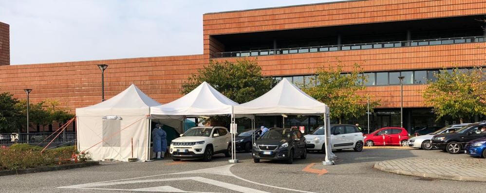 Ospedale di Vimercate coda tamponi martedì 20 ottobre
