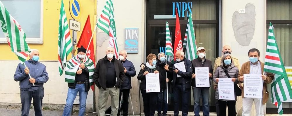 Cesano Maderno presidio sindacati sede Inps