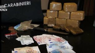 La droga e il denaro sequestrati dai carabinieri
