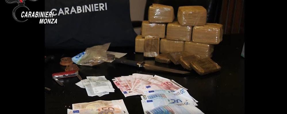 La droga e il denaro sequestrati dai carabinieri