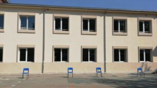 La facciata da poco ritinteggiata della scuola elementare Casati di Usmate Velate