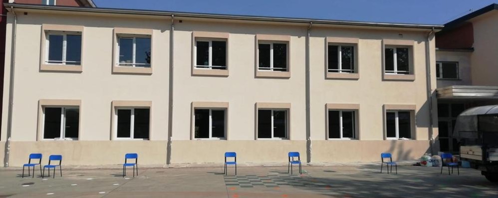 La facciata da poco ritinteggiata della scuola elementare Casati di Usmate Velate