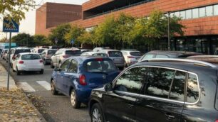 La coda per i tamponi all’ospedale di Vimercate