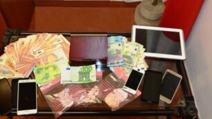 La droga e il denaro sequestrati