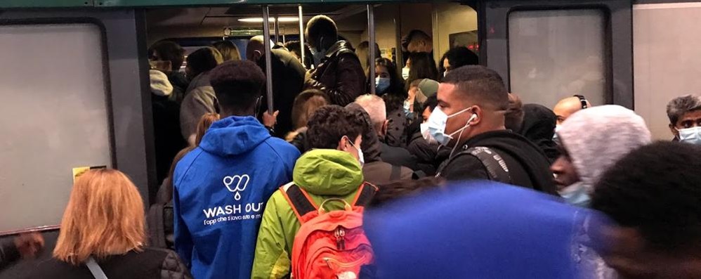 Treni foto affollamento stazione Arcore 5/10/20