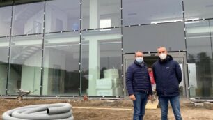 Raffaele Romanò con il capo del cantiere Paolo Invernizzi di fronte al nuovo megastore in costruzione
