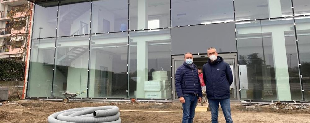 Raffaele Romanò con il capo del cantiere Paolo Invernizzi di fronte al nuovo megastore in costruzione