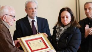 Albiate: il Premio San Valerio 2019 attribuito al tassista Eugenio Fumagalli ritirato sorella e padre