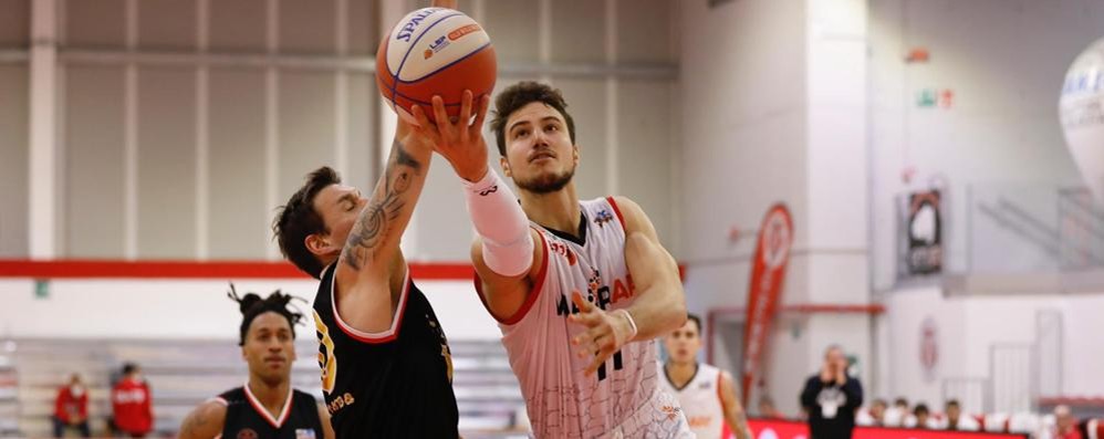 Simone Aromando attacca il ferro nella semifinale tra la Vaporart Bernareggio e la Tramarossa Vicenza