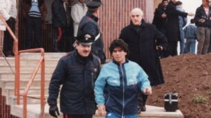 Rifinitura a Monzello per Milan-Napoli nel 1990-91. Il carabiniere che accompagna è Gaetano Galbiati. Alle spalle il medico sociale del Napoli Emilio  Acampora