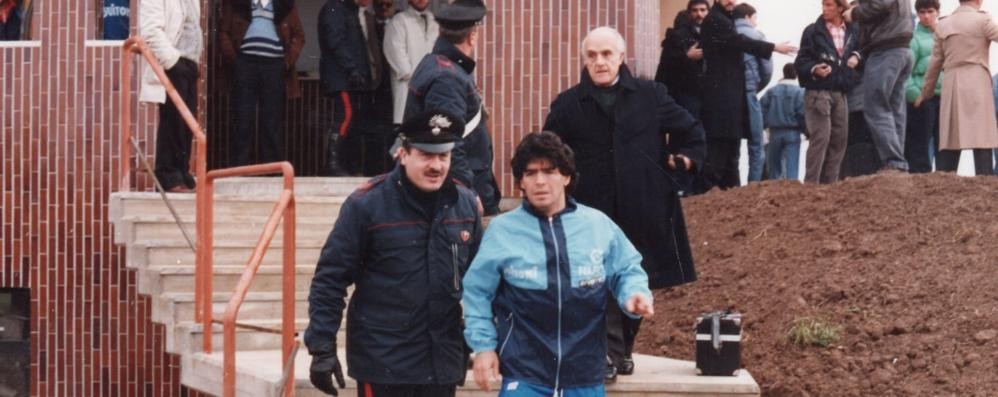 Rifinitura a Monzello per Milan-Napoli nel 1990-91. Il carabiniere che accompagna è Gaetano Galbiati. Alle spalle il medico sociale del Napoli Emilio  Acampora